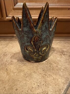 Fleur-de-Lis Ceramic Crown Planter - Blue-Green Patina